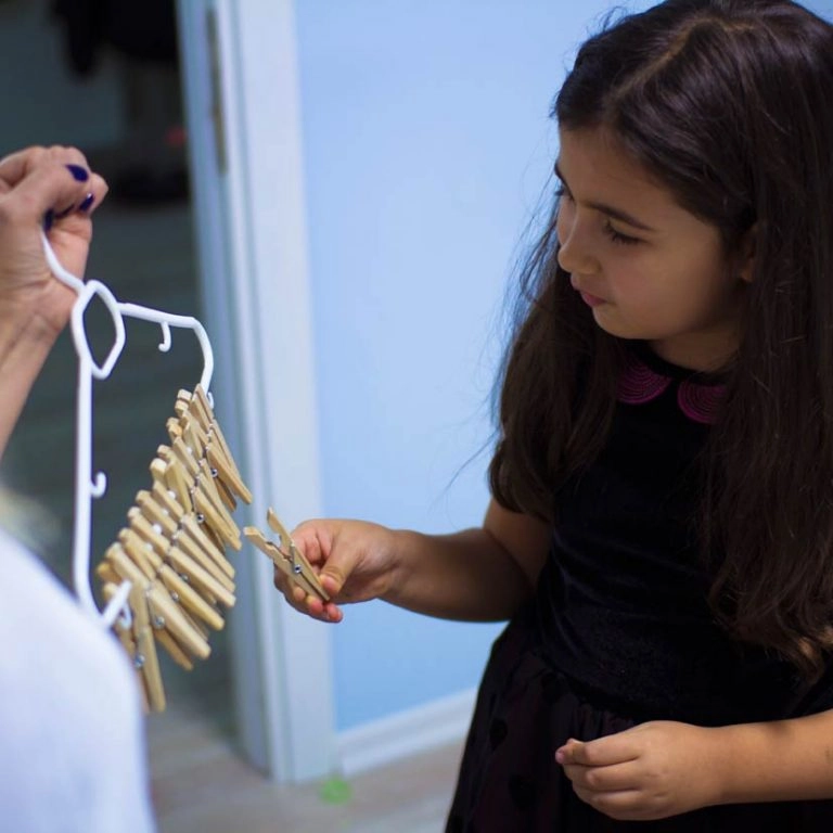 Alp Akademi’de öğrenciye özel eğitim kapsamında dikkat ve öğrenme becerilerini geliştiren bireysel çalışma