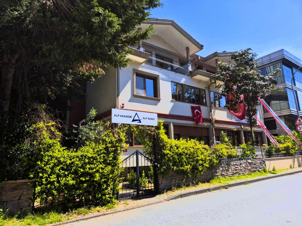İstanbul Ataşehir’de bulunan Alp Akademi ve Alp Sanat eğitim kurumu binası